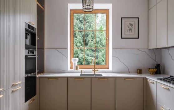 Элегантный минимализм: кухня Brutal22 в интерьере загородного дома