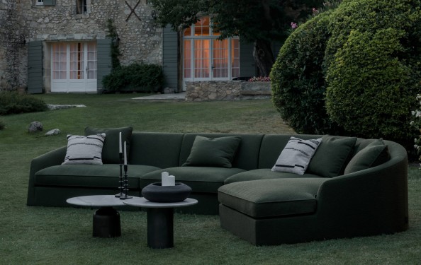 Диваны как объятия: 6 моделей с мягким изгибом