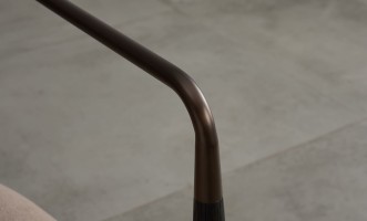 Стул Bradley тёмный с подлокотниками linen latte