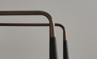 Стул Bradley тёмный с подлокотниками linen latte