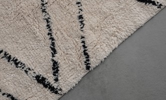 Ковёр Vasu с чёрным орнаментом