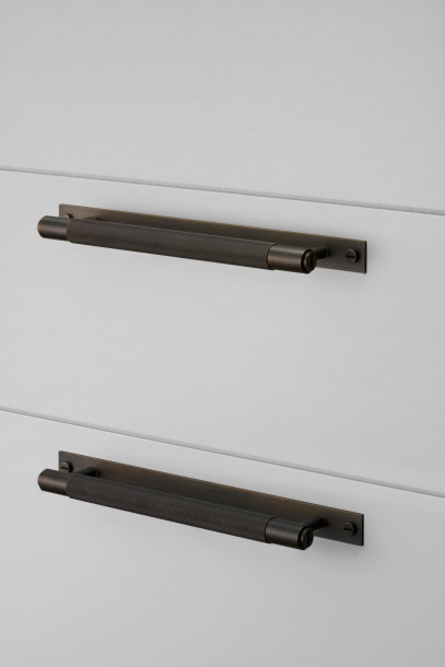 Ручка Pull Bar / Plate Medium Smoked Bronze