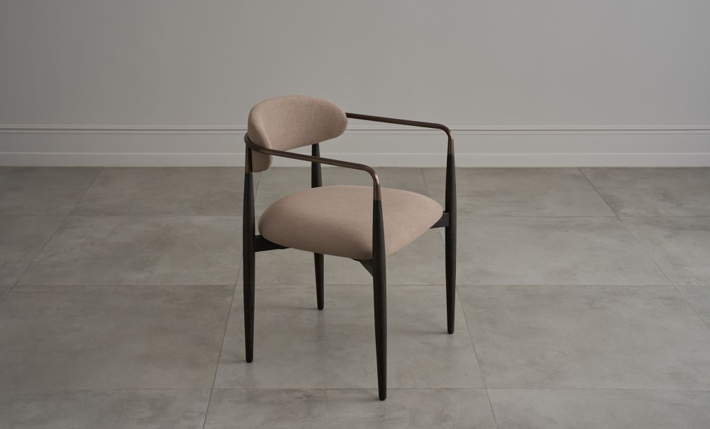 Стул Bradley тёмный с подлокотниками linen latte