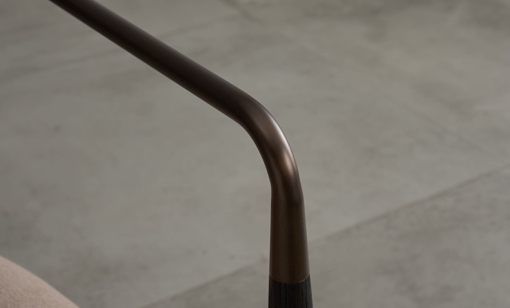 Стул Bradley тёмный с подлокотниками linen latte