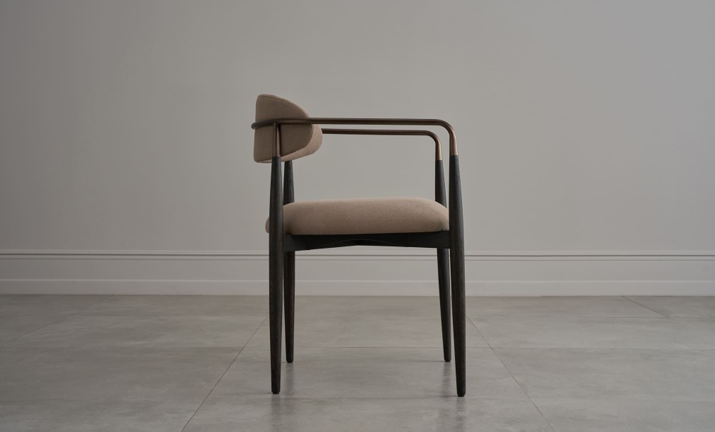 Стул Bradley тёмный с подлокотниками linen latte