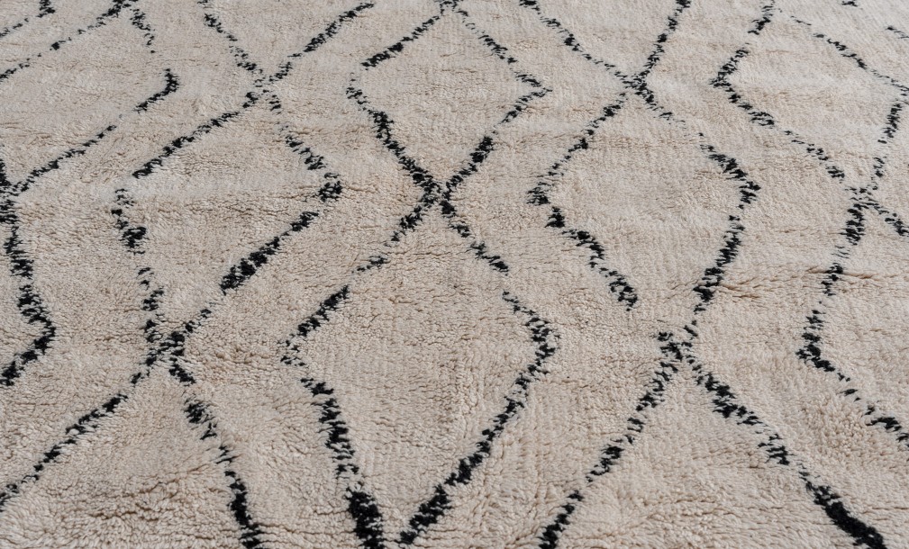 Ковёр Vasu с чёрным орнаментом