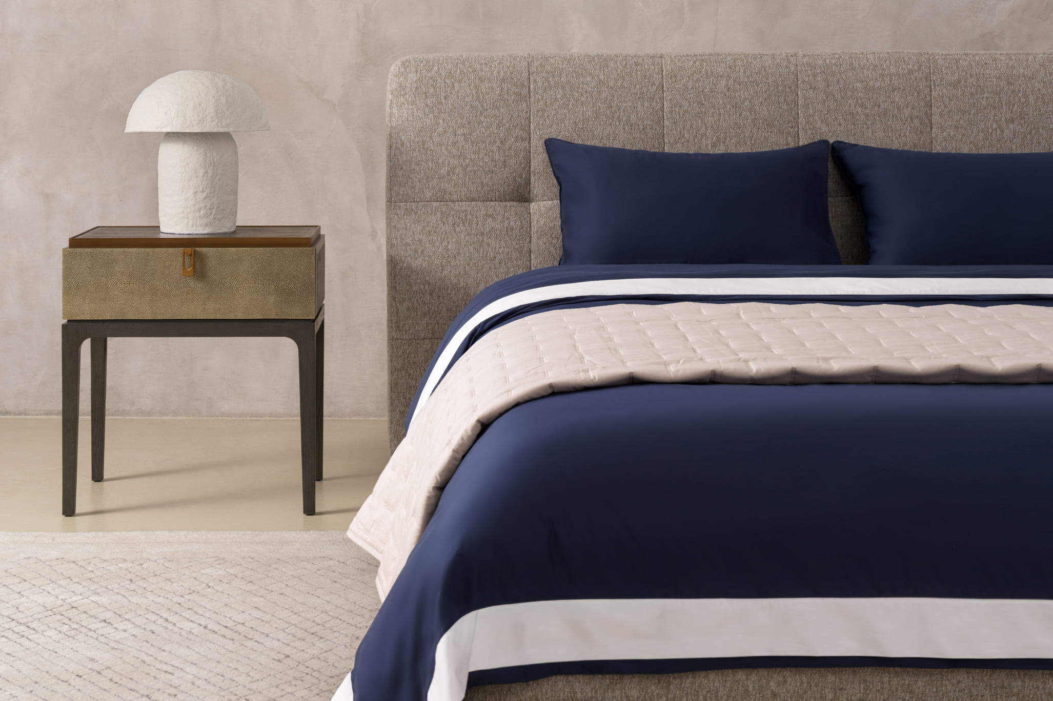 Индиго красиво сочетается с белым, кремовым и нежно-розовым