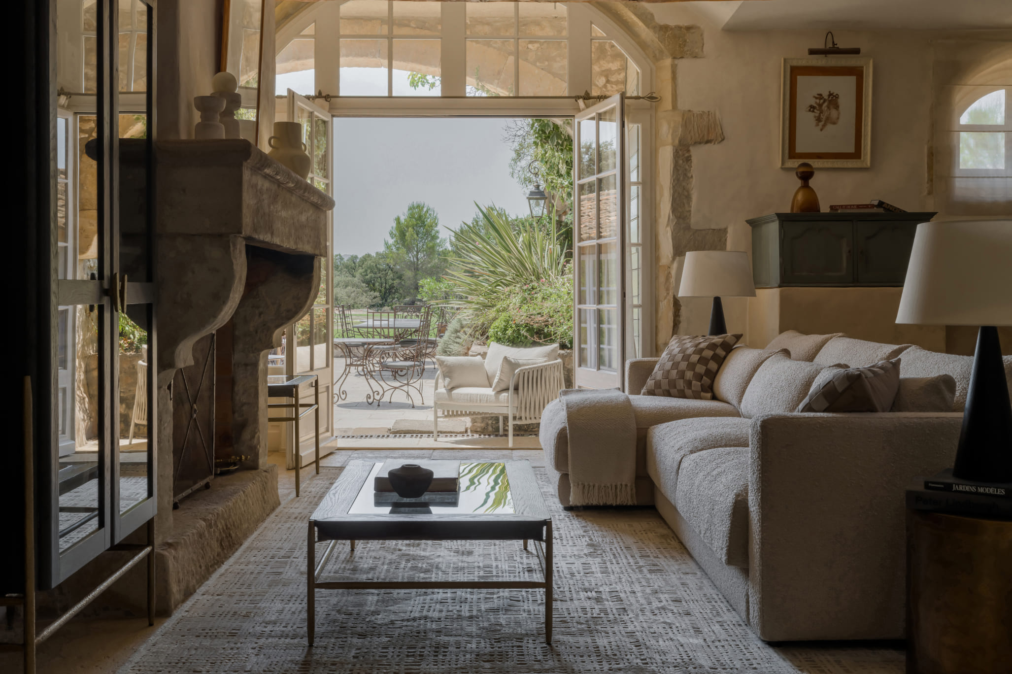 Витрина и столик Рустик вовлекают пейзаж внутрь