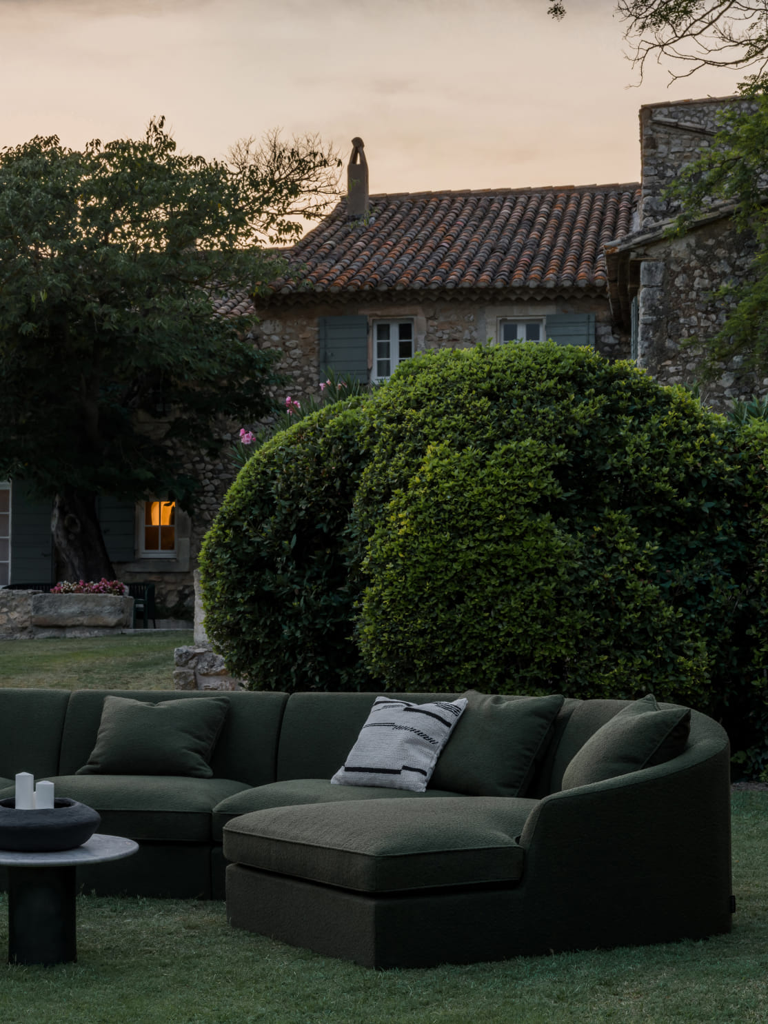 Округлая спинка эффектно обнимает модули