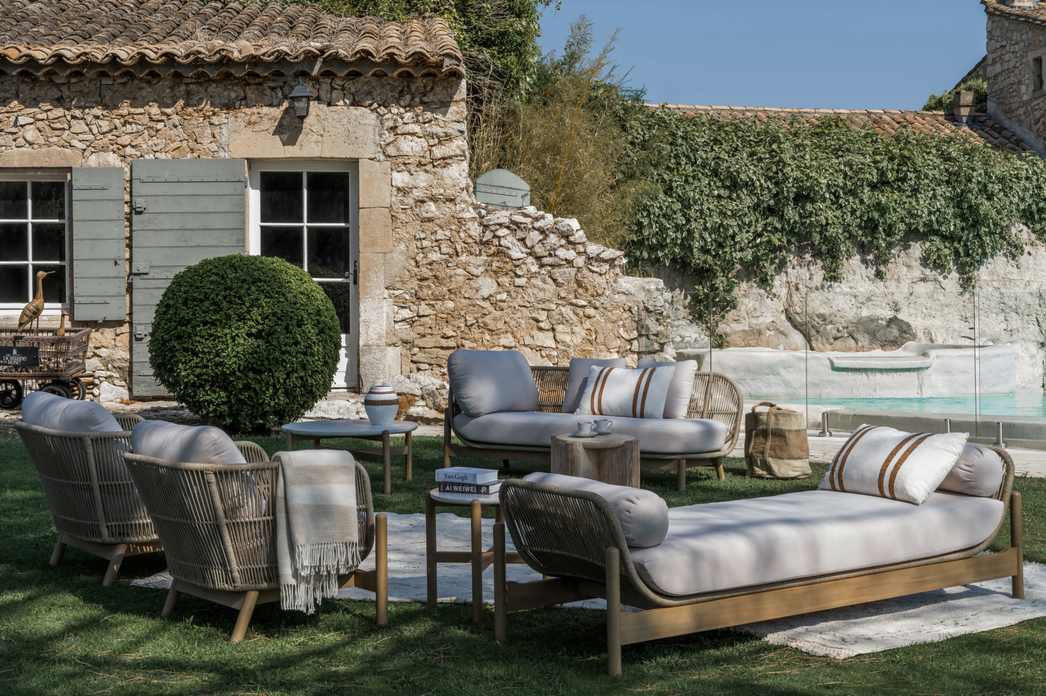 Здесь можно затеряться в дневной неге, растянувшись на кушетке под солнцем 